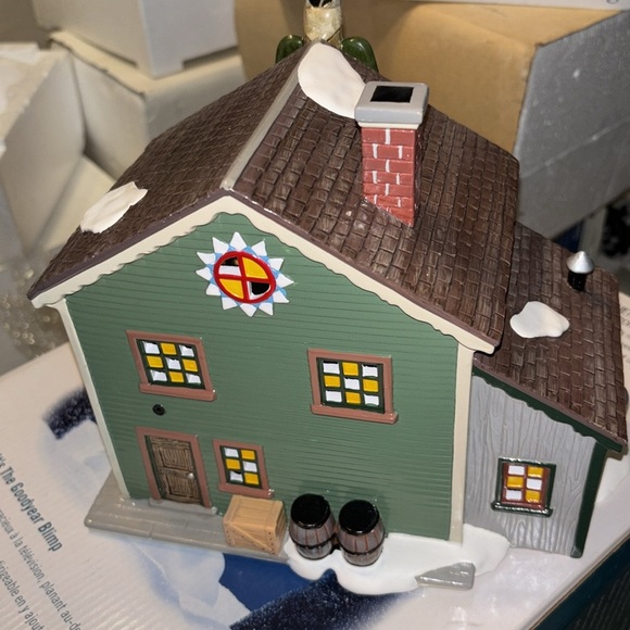 Department 56 TOTEM TOWN Souvenir Shop - Picture 2 of 5